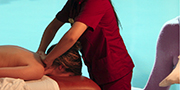 Donna che viene massaggiata